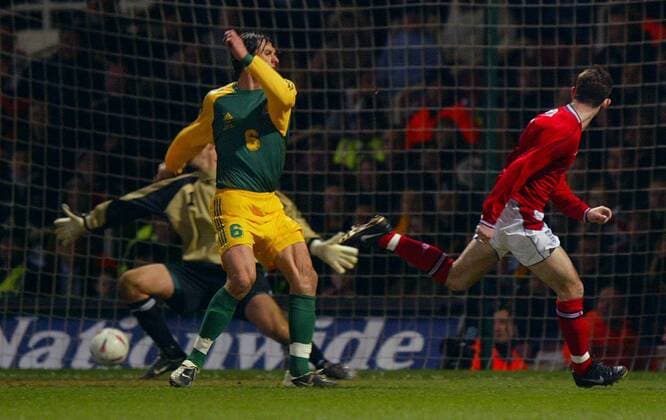 Francis Jeffers (re., England) trifft zum 1:2, Tony Popovic (Australien) ist machtlos Fußball Länderspiel Herren Länderspiel 2003, Freundschaftsspiel, England - Australien 1:3, Nationalmannschaft, Nationalteam, Gruppe Upton Park London Dynamik,