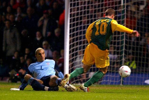 Harry Kewell (re., Australien) erzielt das 2:0, Torwart David James (England) ist machtlos Fußball Länderspiel Herren Länderspiel 2003, Freundschaftsspiel, England - Australien 1:3, Nationalmannschaft, Nationalteam, Gruppe Upton Park London Dynamik,