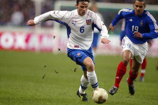 Marek Jankulovski (Tschechien) vorbei an Marlet (Frankreich) Fußball Länderspiel Herren Freundschaftsspiel 2003, Nationalmannschaft, Nationalteam, Nationaltrikot, Länderspiel, Testspiel Gruppe Paris Dynamik,  