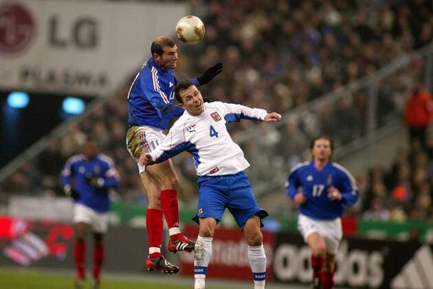 Zinedine Zidane (Frankreich, li.) gegen Tomas Galasek (Tschechien) Fußball Länderspiel Herren Freundschaftsspiel 2003, Nationalmannschaft, Nationalteam, Nationaltrikot, Länderspiel, Testspiel Gruppe Paris Dynamik,  