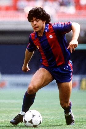 Diego Armando Maradona (Barca) am Ball Fußball Herren Primera Division 1983 1984, 1. Spanische Liga, FC Barcelona Einzelbild Barcelona Dynamik,