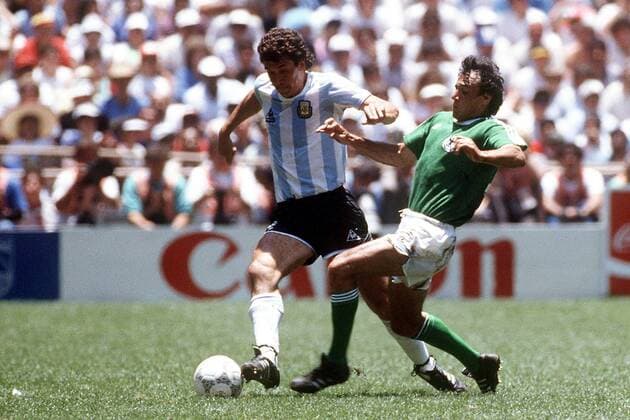Jorge Valdano (li., Argentinien) gegen Felix Magath (BR Deutschland) Fußball WM Herren Weltmeisterschaft 1986, Länderspiel, Finale, Endspiel, Nationalmannschaft, Nationalteam Gruppe Mexico-City, Stadt Dynamik,