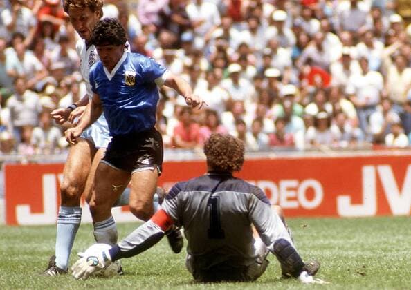 Diego Armando Maradona (li., Argentinien) umkurvt Torwart Peter Shilton (England) Fußball WM Herren Weltmeisterschaft 1986, Länderspiel, Viertelfinale, Nationalmannschaft, Nationalteam, Nationaltrikot Gruppe Mexico-City, Stadt Dynamik,