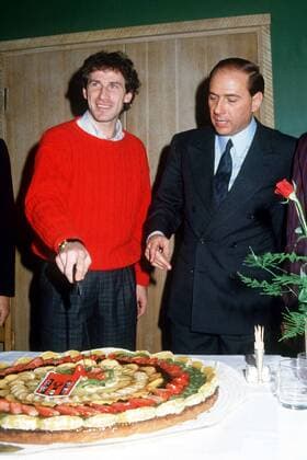 Franco Baresi (li) und der neue Präsident Silvio Berlusconi (beide Milan) schneiden gemeinsam einen Kuchen an Fußball Herren Serie A 1985 1986, 1. Italienische Liga, AC Mailand Gruppe Mailand