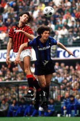 Mark Hateley (li., Milan) gegen Fulvio Collovati (Inter) Fußball Herren Serie A 1985 1986, 1. Italienische Liga, Internazionale Mailand - AC Mailand 1:0, Derby, Stadtderby Gruppe Mailand Dynamik,