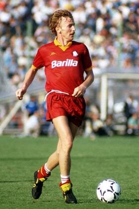Zbigniew Boniek (Roma) am Ball Fußball Herren Serie A 1985 1986, 1. Italienische Liga, Bergamo - AS Rom 1:2 Einzelbild Bergamo Dynamik,