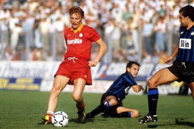 Zbigniew Boniek (Roma) setzt sich durch Fußball Herren Serie A 1985 1986, 1. Italienische Liga, Atalanta Bergamo - AS Rom 1:2 Gruppe Bergamo Dynamik,