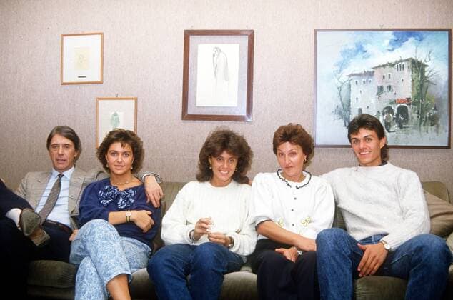 Familie Maldini, Paolo (re. Milan) umarmt seine Mutter Marisa, Vater Cesare (li.) kümmert sich um seine Töchter Fußball Herren Serie A 1984 1985, 1. Italienische Liga, AC Mailand, Shooting, Fotoshooting, Fototermin, Homestory, Gruppe Mailand