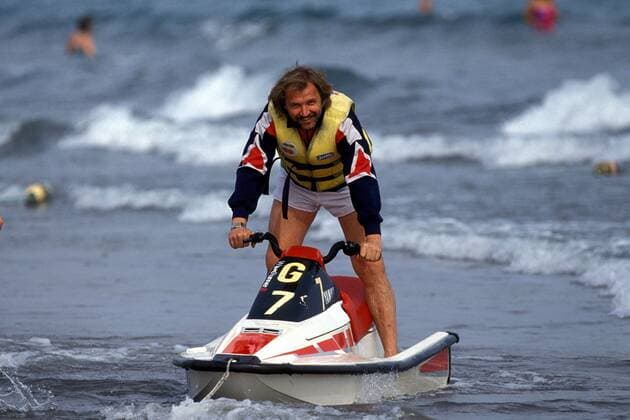 Dragoslav Stepanovic (Frankfurt) vergnügt sich auf dem Jet Ski Fußball 1. BL Herren Saison 1991 1992, Eintracht Frankfurt, Jetski Einzelbild
