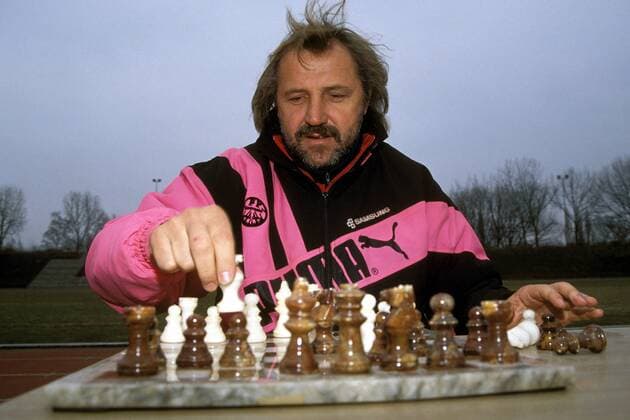 Trainer Dragoslav Stepanovic (Frankfurt) beim Schachspielen Fußball 1. BL Herren Saison 1991 1992, Eintracht Frankfurt, Einzelbild Frankfurt M.