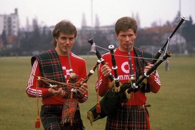 Roland Grahammer (li.) und Stefan Reuter (Bayern) versuchen sich an einem Dudelsack Fußball 1. BL Herren Saison 1988 1989, FC Bayern München, Shooting, Fotoshooting, Fototermin, Gruppe München