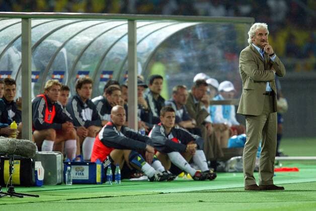 Teamchef Rudi Völler (Deutschland, re.) hält es nicht mehr auf der Bank Fußball WM Herren Weltmeisterschaft 2002, Finale, Endspiel, Länderspiel, Nationalmannschaft, Nationalteam Totale International Stadium Yokohama Nachdenklichkeit,