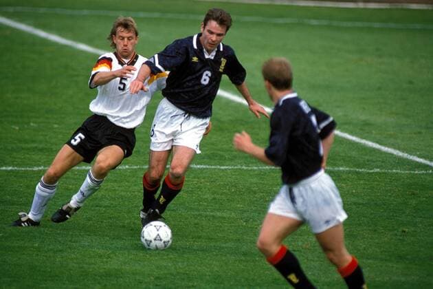 Manfred Binz (li., Deutschland) gegen Brian Mc Clair (Schottland) Fußball EM Herren Europameisterschaft 1992, Länderspiel, Gruppenspiel, Gruppe 2, Nationalmannschaft, Nationalteam Gruppe Norrköping Dynamik,