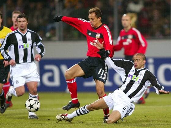 Franca (Leverkusen, Mitte) gegen Kieron Dyer (Newcastle) Fußball EC 1 Herren Champions League 2002 2003, Bayer 04 Leverkusen - Newcastle United 1:3 Gruppe Leverkusen Dynamik,