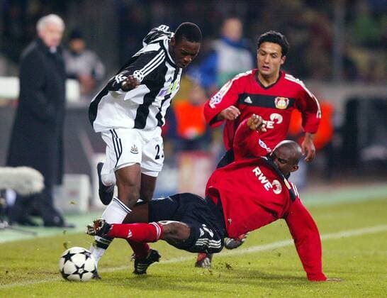 Shola Ameobi (Newcastle, li.) gegen Pascal Ojigwe (Leverkusen) Fußball EC 1 Herren Champions League 2002 2003, Bayer 04 Leverkusen - Newcastle United 1:3 Gruppe Leverkusen Dynamik, Kampf,
