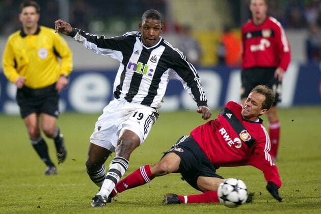 Franca (re., Leverkusen) gegen Titus Bramble (Newcastle) Fußball EC 1 Herren Champions League 2002 2003, Bayer 04 Leverkusen - Newcastle United 1:3 Gruppe Leverkusen Dynamik, Kampf,