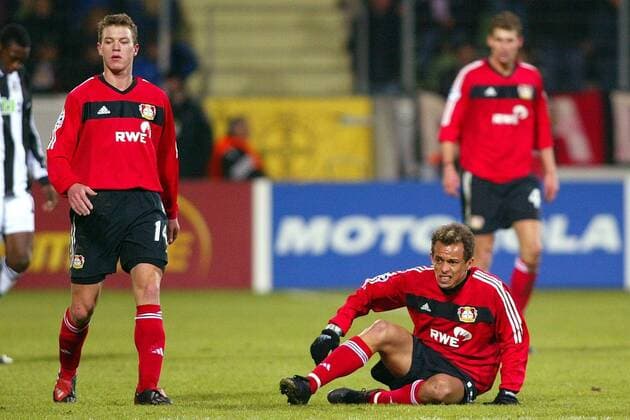 Franca (re.) und Hanno Balitsch (beide Leverkusen) enttäuscht Fußball EC 1 Herren Champions League 2002 2003, Bayer 04 Leverkusen Gruppe Leverkusen Enttäuschung, Verzweiflung,
