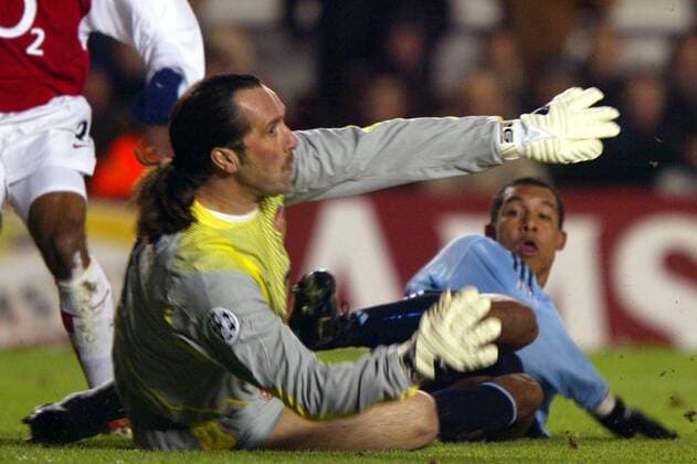 Torwart David Seaman (li., Arsenal) gegen Nigel de Jong (Ajax) Fußball EC 1 Herren Champions League 2002 2003, Arsenal London - Ajax Amsterdam 1:1 Gruppe London Abwehr, Dynamik,
