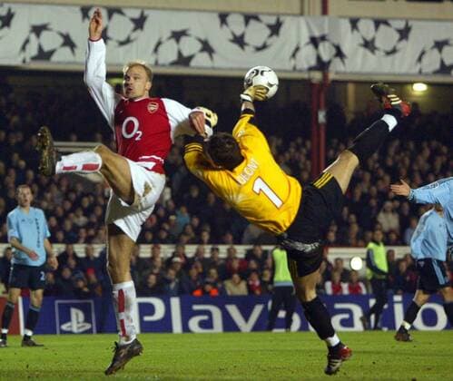 Dennis Bergkamp (li., Arsenal) gegen Torwart Bogdan Lobont (Ajax) Fußball EC 1 Herren Champions League 2002 2003, Arsenal London - Ajax Amsterdam 1:1 Gruppe London Dynamik,