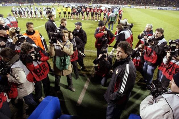 Trainer Thomas Hörster (Leverkusen) wird von Sportfotografen umringt Fußball EC 1 Herren Champions League 2002 2003, Bayer 04 Leverkusen Gruppe Leverkusen