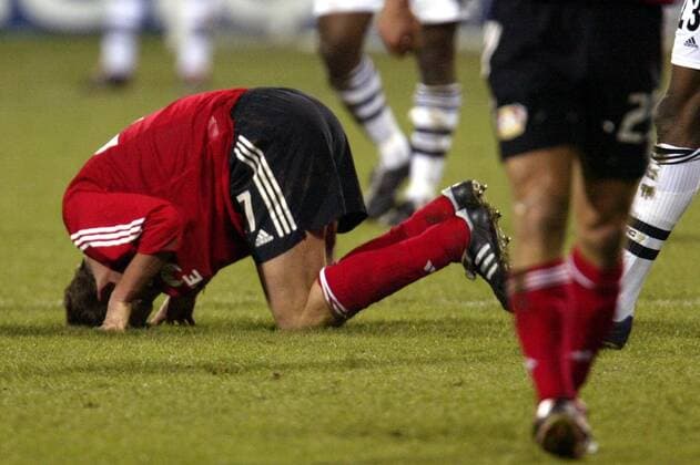 Thomas Kleine (Leverkusen) verzweifelt am Boden Fußball EC 1 Herren Champions League 2002 2003, Bayer 04 Leverkusen Einzelbild Leverkusen Enttäuschung, Verzweiflung,
