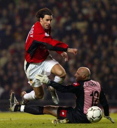 Ruud van Nistelrooy (ManU, li.) gegen Torwart Antonio Chimenti (Juve) Fußball EC 1 Herren Champions League 2002 2003, Manchester United - Juventus Turin 2:1 Gruppe Manchester Dynamik,