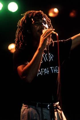 Ruud Gullit (Milan) singt bei einem Konzert aber nicht ohne ein politisches Statement abzugeben: Stop Apartheid Fußball Herren Serie A 1987 1988, 1. Italienische Liga, AC Mailand, Musikkonzert, Einzelbild Mailand