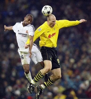 Jan Koller (BVB, re.) gegen Flavio Conceicao (Real) Fußball EC 1 Herren Champions League 2002 2003, Real Madrid - Borussia Dortmund 2:1, Gruppe Madrid Dynamik,