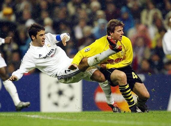 Raul Gonzalez (Real, li.) gegen Christian Wörns (BVB) Fußball EC 1 Herren Champions League 2002 2003, Real Madrid - Borussia Dortmund 2:1, Primera Division, Gruppe Madrid Dynamik, Kampf,