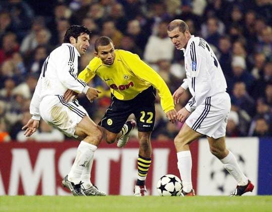 Marcio Amoroso (BVB, Mitte) gegen Luis Figo (li.) und Zinedine Zidane (beide Real) Fußball EC 1 Herren Champions League 2002 2003, Real Madrid - Borussia Dortmund 2:1, Gruppe Madrid Dynamik,