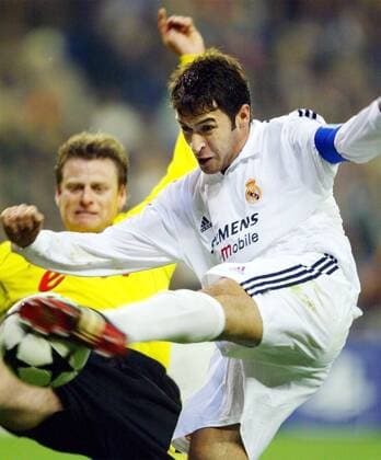 Raul Gonzalez (Real) vor Wörns (BVB) am Ball Fußball EC 1 Herren Champions League 2002 2003, Real Madrid - Borussia Dortmund 2:1, Gruppe Madrid Dynamik,