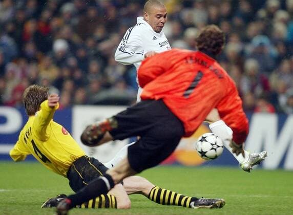 Ronaldo (Real, Mitte) erzielt das 2:1 gegen Christian Wörns (li.) und Torwart Lehmann (beide BVB) Fußball EC 1 Herren Champions League 2002 2003, Real Madrid - Borussia Dortmund 2:1, Gruppe Madrid Dynamik,