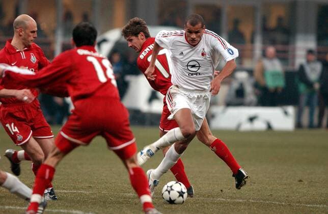 Rivaldo (Milan, re.) vorbei an Dmitri Sennikov (Lokomotive Moskau) Fußball EC 1 Herren Champions League 2002 2003, AC Mailand - Lokomotive Moskau 1:0, Lok Gruppe o0 Lokomotiv Mailand Dynamik,