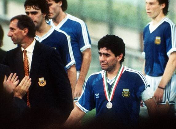 Diego Armando Maradona (re.) ist nach dem verlorenen Endspiel den Tränen nahe, li. Nationaltrainer Carlos Bilardo (beide Argentinien) Fußball WM Herren Weltmeisterschaft 1990, Länderspiel, Finale, Nationalmannschaft, Nationalteam, Nationaltrikot Gruppe Rom Enttäuschung, Verzweiflung,