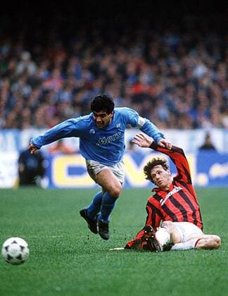 Diego Armando Maradona (li., Napoli) gegen Marco van Basten (Milan) Fußball Herren Serie A 1989 1990, 1. Italienische Liga, SSC Neapel - AC Mailand 3:0 Gruppe Neapel Dynamik,