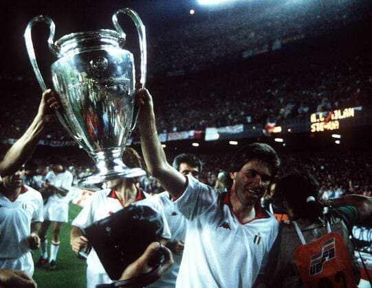 Carlo Ancelotti (Milan) hält die Trophäe in die Luft Fußball EC 1 Herren Europapokal der Landesmeister 1988 1989, AC Mailand, Europacup, Endspiel, Finale Einzelbild Barcelona Begeisterung, Freude,