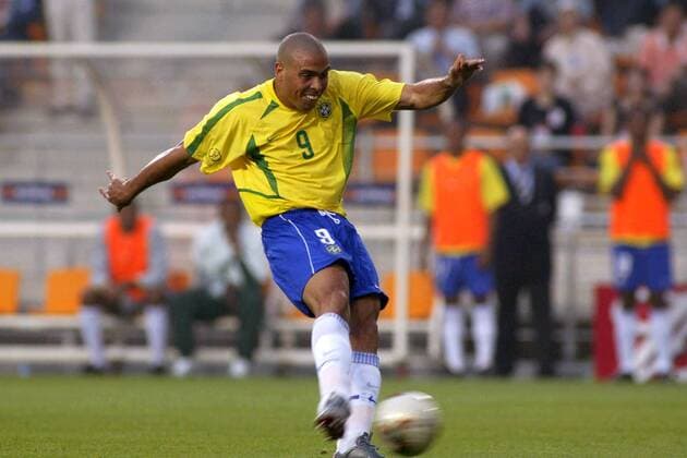 Ronaldo (Brasilien) zieht ab Fußball WM Herren Weltmeisterschaft 2002, Länderspiel, Gruppenspiel, Gruppe C, Nationalmannschaft, Nationalteam Einzelbild Ulsan Dynamik,  