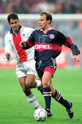 Christian Nerlinger (Bayern, re.) am Ball gegen Rai (PSG) Fußball EC 1 Herren Champions League 1997 1998, FC Bayern München - Paris Saint-Germain 5:1, St., Vdia, Gruppe München Dynamik,