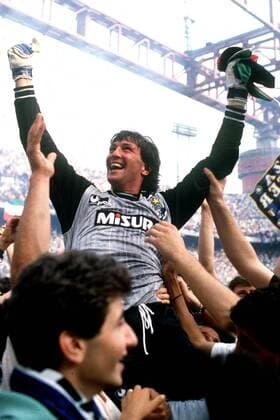 Torwart Walter Zenga (Inter) feiert auf den Schultern der Fans den Scudetto Fußball Herren Serie A 1988 1989, 1. Italienische Liga, Internazionale Mailand Gruppe Mailand Glück, Begeisterung, Freude,