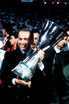 Präsident Silvio Berlusconi (Milan) hält den italienischen Super-Cup in den Händen Fußball Herren Serie A 1989 1990, 1. Italienische Liga, AC Mailand, Italienischer Supercup Einzelbild Mailand Begeisterung, Freude,