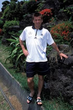 Bernd Schneider (Deutschland) mit Badelatschen in einer japanischen Parkanlage Fußball WM Herren Weltmeisterschaft 2002, Shooting, Fotoshooting, Fototermin, Nationalmannschaft, Nationalteam, Vdia Einzelbild