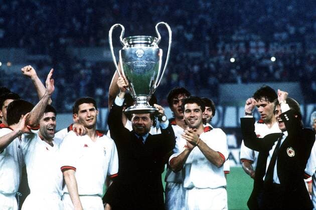 Präsident Silvio Berlusconi (Mitte) mit dem Landesmeisterpokal vor seinen Spielern, u.a. Filippo Galli (2.v.li.), Daniele Massaro (3.v.li.) und Diego Fuser (alle Milan) Fußball EC 1 Herren Europapokal der Landesmeister 1989 1990, Europacup, Finale, Endspiel, AC Mailand Gruppe Wien Glück, Begeisterung, Freude,