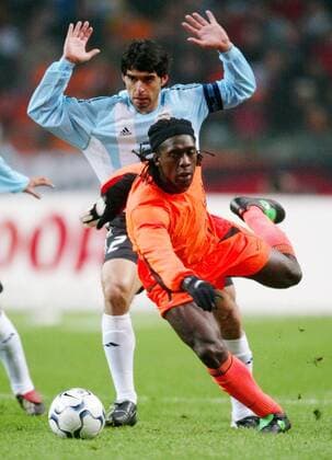 Clarence Seedorf (vorn, Niederlande) stolpert, Roberto Ayala (Argentinien) hebt unschuldig die Hände - NUR FREI FÜR DEUTSCHE MEDIEN Fußball Länderspiel Herren Freundschaftsspiel 2003, Länderspiel, Testspiel, Test, Tests, Nationalmannschaft, Nationalteam, Gruppe Amsterdam Dynamik,