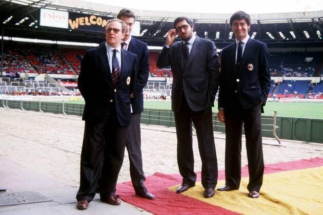 Die Delegierten Guido Susini (li.) und Paolo Taveggia (re., beide Milan) mit den Spielerberatern Carlo Pallavicino (2.v.li.) und Giovanni Branchini (beide Italien) im legendären Wembley-Stadion Fußball Herren Serie A 1988 1989, 1. Italienische Liga, AC Mailand, Freundschaftsturnier, Saisonvorbereitung, Gruppe London