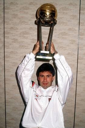 Carlo Ancelotti (Milan) mit dem Weltpokal Fußball Herren Weltpokal 1989, ToyotaCup, AC Mailand, Serie A, 1. Italienische Liga, Einzelbild Tokio