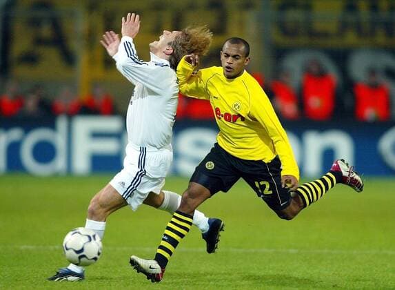 Ewerthon (re., BVB) gegen Michel Salgado (Real) Fußball EC 1 Herren Champions League 2002 2003, Borussia Dortmund - Real Madrid 1:1, Gruppe Westfalenstadion Dortmund Dynamik,