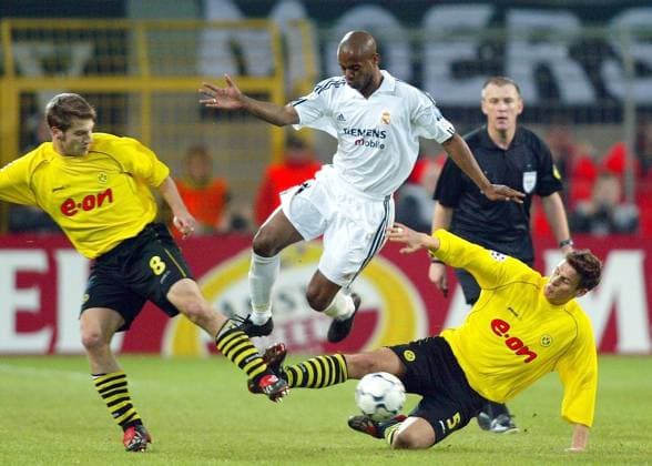 Flavio Conceicao (Mitte, Real) gegen Sebastian Kehl (re.) und Torsten Frings (beide BVB) Fußball EC 1 Herren Champions League 2002 2003, Borussia Dortmund - Real Madrid 1:1, Gruppe Westfalenstadion Dortmund Dynamik, Kampf, Höhe,