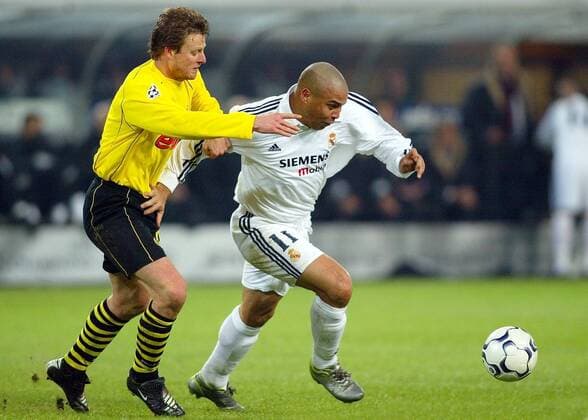 Ronaldo (re., Real) gegen Christian Wörns (BVB) Fußball EC 1 Herren Champions League 2002 2003, Borussia Dortmund - Real Madrid 1:1, Gruppe Westfalenstadion Dortmund Dynamik,