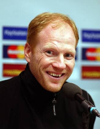 Trainer Matthias Sammer (BVB) gut gelaunt Fußball EC 1 Herren Champions League 2002 2003, Borussia Dortmund, Pressekonferenz, PK, Pressetermin, Porträt Westfalenstadion Dortmund Freude,