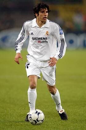 Oscar Pascual Minambres (Real) am Ball Fußball EC 1 Herren Champions League 2002 2003, Dortmund - Real Madrid 1:1, Einzelbild Westfalenstadion Dortmund